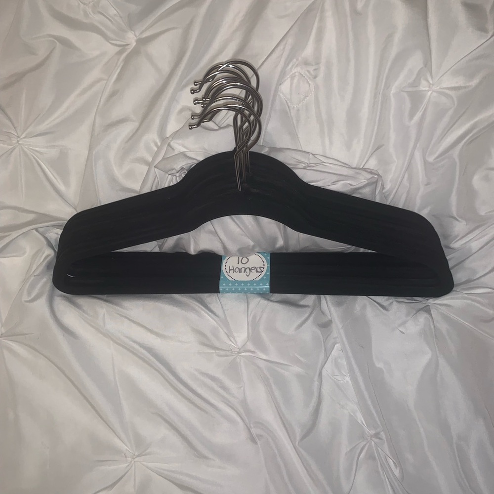 Black velvet hangers (6)) 10packs (used good condition) 60 Total - Picture 10 of 14